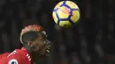 Aksi Paul Pogba (kiri) melakukan kontrol bola saat melawan Newcastle United bersama Zlatan Ibrahimovic pada lanjutan Premier League di Old Trafford, Manchester, (18/11/2017). Pogba mencetak satu gol saat MU menang 4-1 atas Necastle. (AFP/Oli Scarff)