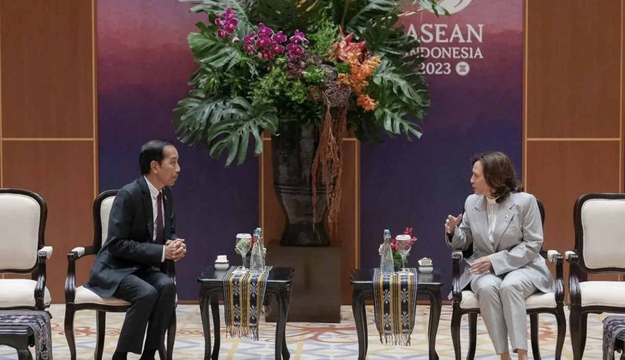 Kamala pun memadukannya dengan inner high neck putih. Lalu, alas kaki stiletto heels hitamnya. [@vp]