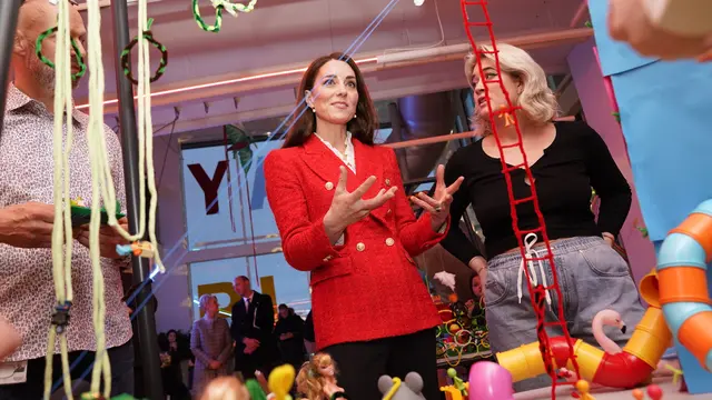 Bahagianya Kate Middleton Main Perosotan di Sela Kunjungan Kenegaraan ke Denmark