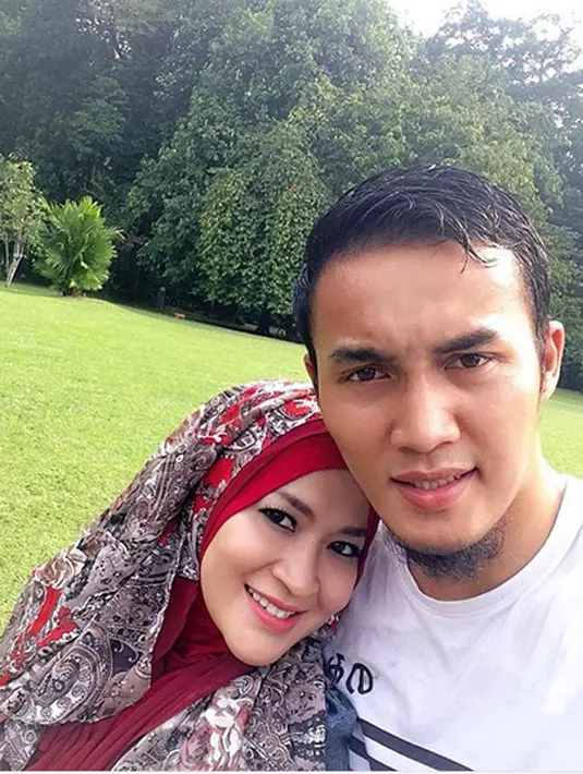 Sebagai seorang ibu, Okie Agustina menyangkan foto anaknya yang sudah lama itu masuk ke akun gosip. Apalagi saat melihat komentar-komentar negatif dari netizen. Lantas seperti apa komentar Okie. (Instagram/mrs.gdc13)