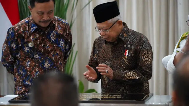 Wakil Presiden K.H. Ma’ruf Amin bersama Pj. Bupati Garut Barnas Adjidin, mencanangkan pengembangan sarana prasarana TWA Talaga Bodas, Garut, Jawa Barat, menuju kawan wisata kelas dunia. (Liputan6.com/Jayadi Supriadin)