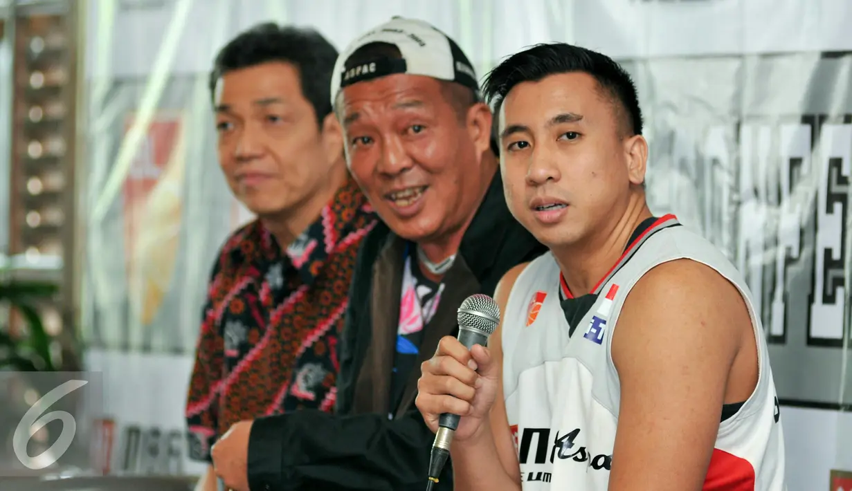 Pemain Aspac, Mario Gerungan menjawab pertanyaan wartawan dalam konfrensi pers di Kota Tua, Jakarta, Rabu (16/12). Klub basket M88 Aspac Jakarta berencana menaturalisasi pebasket asal Amerika Serikat jelang kompetisi IBL 2016. (Liputan6.com/Yoppy Renato)