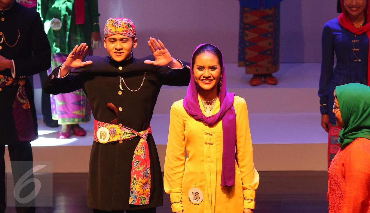 Dony Febriansyah (kedua kiri) dan Syarifa Nadira Putri (kedua kanan) terpilih menjadi pemenang Abang None Jakarta Selatan 2016, Jakarta, (20/5). Pemenang mewakili Jaksel melaju ke perhelatan Abnon tingkat Provinsi DKI Jakarta. (Liputan6.com/Angga Yuniar)
