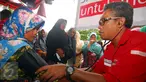 Petugas kesehatan memeriksa kesehatan warga korban gempa Pidie Jaya, Aceh di posko kesehatan bencana (22/12). Basarnas dan tim SAR PT HM Sampoerna lakukan aski tanggap bencana (Istimewa)