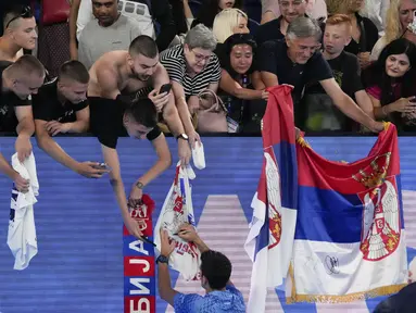 Petenis asal Serbia Novak Djokovic memberikan tanda tangan setelah mengalahkan Roberto Carballes Baena dari Spanyol pada pertandingan putaran pertama kejuaraan tenis Australia Terbuka di Melbourne, Rabu (18/1/2023). Berburu tanda tangan menjadi salah satu aktivitas fans yang menonton langsung Australian Open 2023. (AP Photo/Aaron Favila)