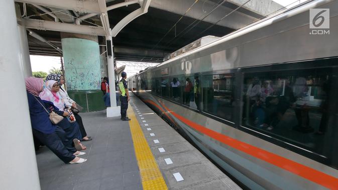 Kereta berhenti di Stasiun Cakung, Jakarta, Selasa (9/10). Modernisasi Stasiun Cakung guna mendukung modernisasi Double-Double Track (DDT) Manggarai-Cikarang demi meningkatkan kapasitas dan pelayanan penumpang. (Liputan6.com/Herman Zakharia)