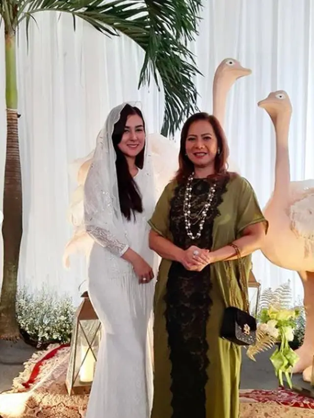 Resmi Jadi Menantu, Ini 6 Potret Kebersamaan Memes dan Vicy Melanie