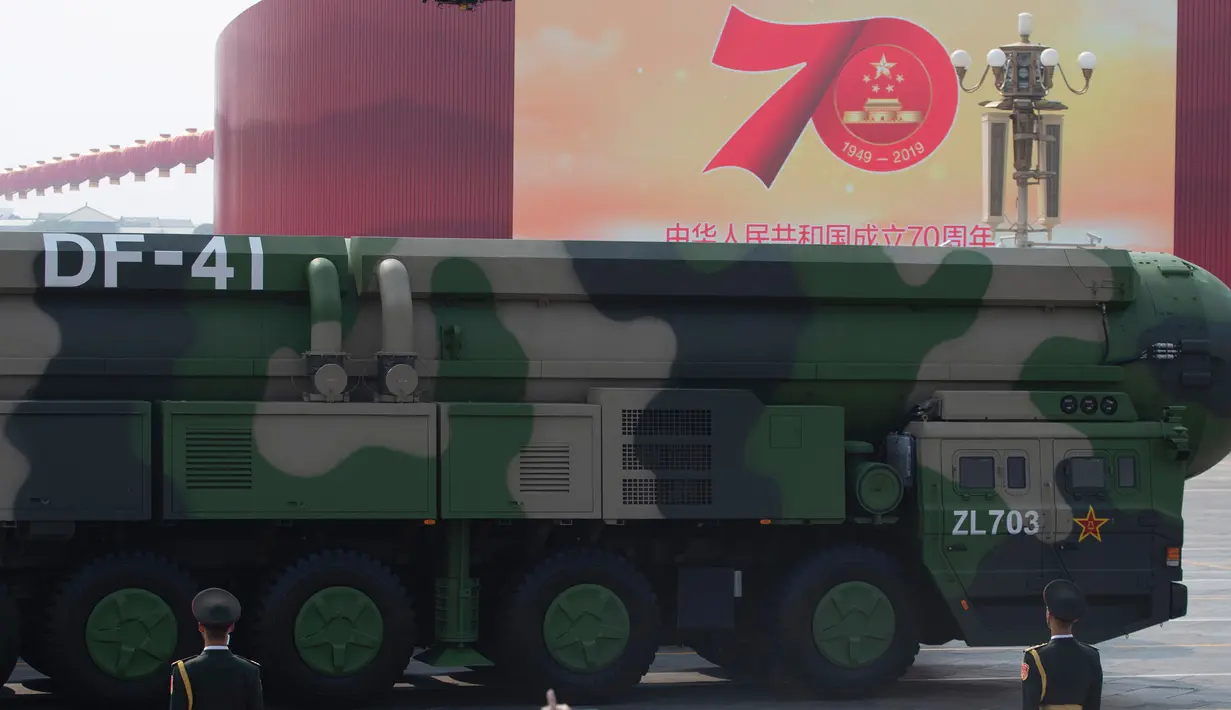 Rudal balistik antarbenua Dongfeng-41 (DF-41) melintas dalam parade militer di Beijing, 1 Oktober 2019. Dongfeng-41 atau DF-41, senjata yang disebut bisa menjangkau Amerika Serikat (AS) hanya dalam 30 menit. (AP/Mark Schiefelbein)