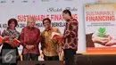 (Ki-ka) Pengamat Ekonomi Aviliani, Ekonom Senior Emil Salim, Ketua OJK Muliaman D. Hadad dan Akademisi Prasetyantoko saat menghadiri bedah buku "Sustainable Financing" di Jakarta, Jumat (4/12). (Liputan6.com/Angga Yuniar)