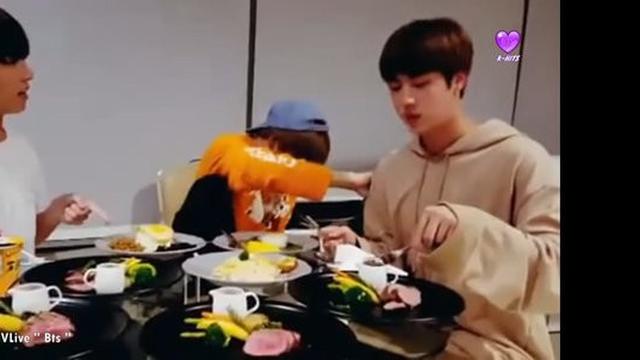 Jungkook BTS terlihat sedang makan bersama dengan kedua temannya Jin dan Jimin.