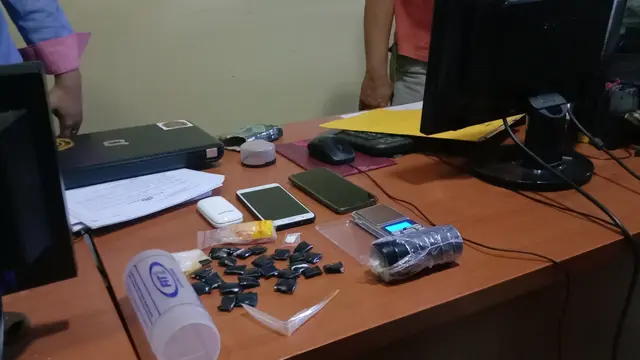 Barang Bukti Sabu Milik Bandar. (Kamis, 25/03/2021). (Liputan6.com/Yandhi Deslatama).