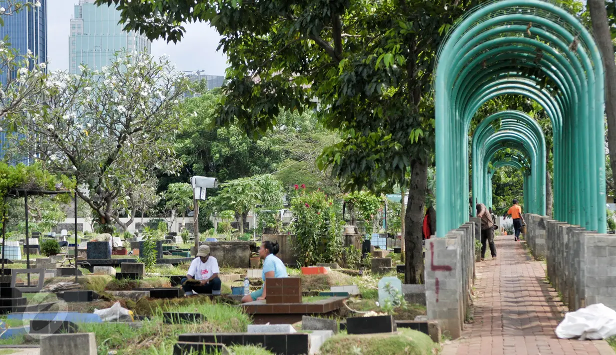 Petugas makam membersihkan area makam di Tempat Pemakaman Umum (TPU) Karet Bivak, Jakarta, Rabu (1/3). Tahun ini, TPU Karet Bivak akan diperluas mengingat kebutuhan lahan untuk pemakaman di DKI Jakarta saat ini sangat tinggi. (Liputan6.com/Yoppy Renato)