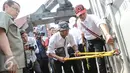 Petugas membuka kontainer di Pelabuhan Tanjung Priok, Jakarta, Senin (6/7/2015). Badan POM RI menyita 8 kontainer produk pertanian dan kosmetik ilegal dengan nilai Rp 13,5 miliar. (Liputan6.com/Faizal Fanani)