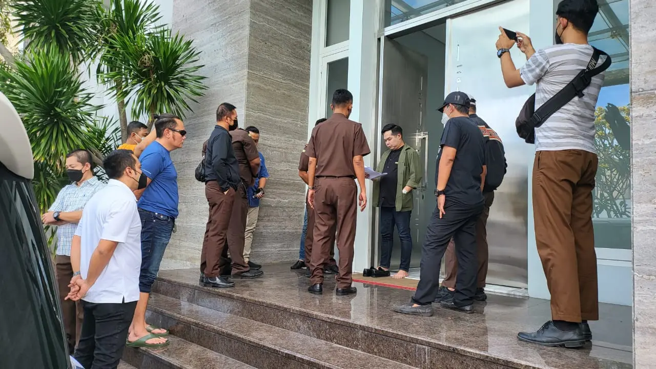 Proses penahanan pendiri sekolah SPI KOta Batu JEP oleh Kejati Jatim. (Dian Kurniawan/Liputan6.com).