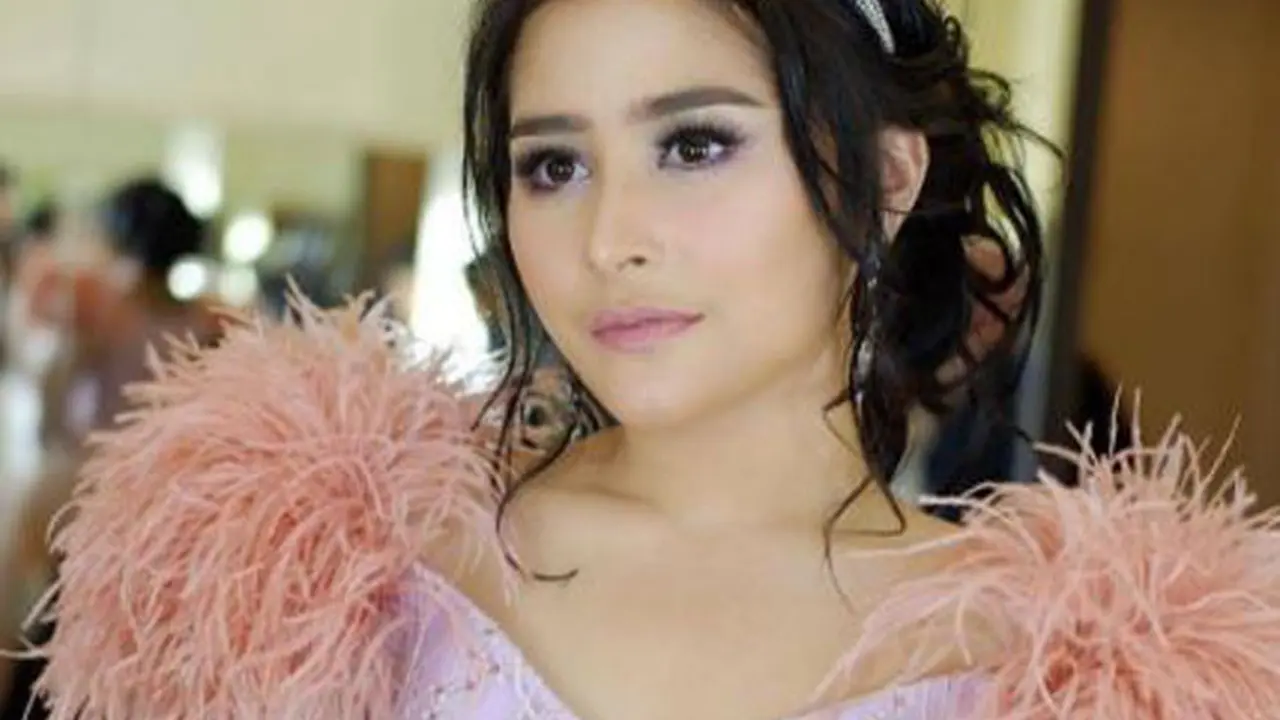 Prilly Latuconsina pakai busana penuh bulu di HUT SCTV