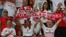 <p>Tiga suporter wanita Polandia memberi dukungan kepada Timnas Polandia U-17 saat menghadapi Timnas Senegal U-17 pada laga kedua Grup D Piala Dunia U-17 2023 di Stadion Si Jalak Harupat, Kabupaten Bandung, Selasa (14/11/2023). (Bola.com/Ikhwan Yanuar)</p>