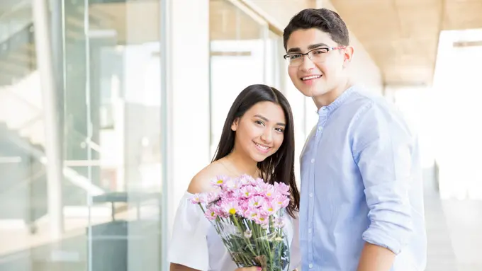 couple romantis bahagia