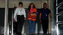 Damayanti Wisnu Putranti berjalan keluar gedung KPK usai diperiksa sebagai tersangka, Jakarta, Senin (29/2/2016). Damayanti diperiksa KPK terkait kasus suap proyek di Kementerian Pekerjaan Umum dan Perumahan Rakyat. (Liputan6.com/Helmi Afandi)