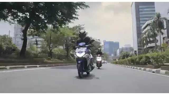 Valentino Rossi tampil sebagai model dalam iklan motor keluaran terbaru Yamaha bernama Aerox 125. Di video ini, Rossi menerobos kemacetan Jakarta dengan manuver seperti di lintasan MotoGP.