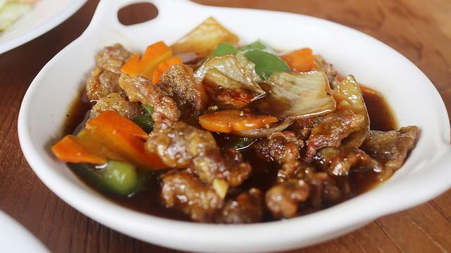 Sajian daging sapi lada hitam yang empuk