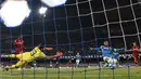 Striker Napoli, Lorenzo Insigne saat mencetak gol ke gawang kiper Liverpool, Alisson pada pertandingan grup C Liga Champions di Stadion San Paolo, Italia (3/10). Napoli menang tipis 1-0 atas Liverpool. (AFP Photo/Filippo Monterforte)