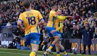 Striker Mansfield Town FC, Will Evans, merayakan gol yang dicetaknya ke gawang Arsenal dalam lanjutan Piala FA atau FA Cup, Sabtu (7/3/2026) malam WIB. (AFP / Jon Super)