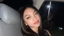 Potret selfie Naura Ayu di dalam mobil yang menarik perhatian. Ia tampil flawless dengan makeup glowing. [Foto: Instagram/naura.ayu]