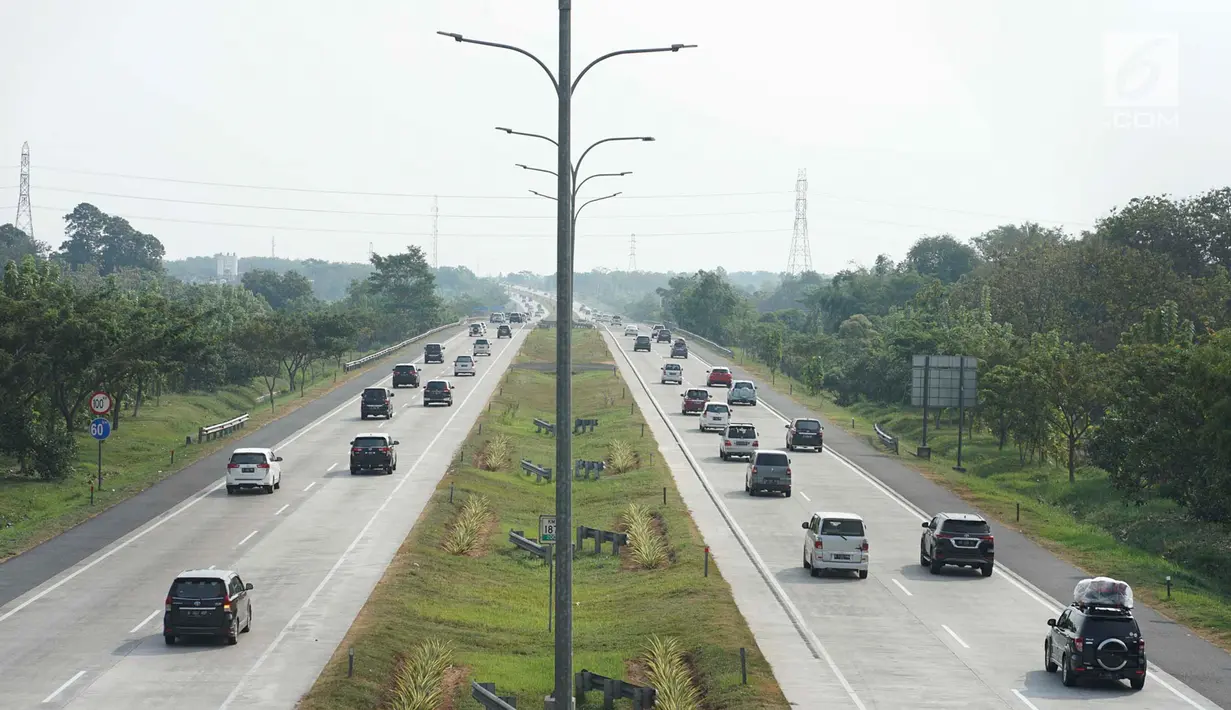 Rekayasa lalu lintas jalur satu arah (one way) diberlakukan di Gerbang Tol Palimanan, Cirebon, Jawa Barat, Jumat (7/6/2019). Rekayasa lalu lintas di H+3 Lebaran tersebut dilakukan guna mengantisipasi adanya kemacetan saat arus mudik di Jalan Tol Trans Jawa. (Liputan6.com/Immanuel Antonius)