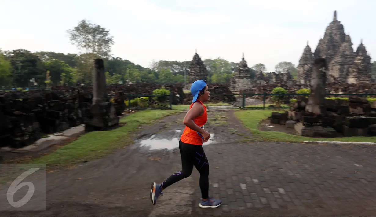 Seorang peserta mengikuti Mandiri Jogja Marathon 2017 di kompleks Candi Prambanan, Sleman, Minggu (23/4). Marathon jarak 42 km yang diikuti sekitar 5.800 peserta ini dilepas oleh Gubernur DIY Sri Sultan Hamengkubuwono X. (Liputan6.com/Johan Tallo)
