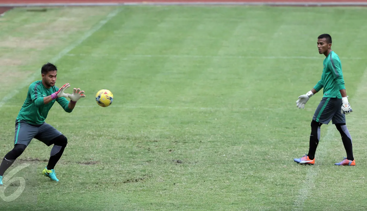 Penjaga gawang Timnas Indonesia, Andritany (kiri) saat latihan bersama jelang leg 1 Semifinal Piala AFF 2016 melawan Vietnam di Stadion Pakansari, Bogor, Selasa (29/11). Indonesia melakukan latihan tertutup. (Liputan6.com/Helmi Fithriansyah)