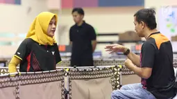 Petenis meja difabel Indonesia, Leli Marlina (kiri) menyimak arahan pelatih saat melawan Bee Tin Toh (Singapura) pada Indonesia Para Games Invitational Tournament 2018 di GBK Arena, Jakarta, Minggu (1/7). (Liputan6.com/Helmi Fithriansyah)