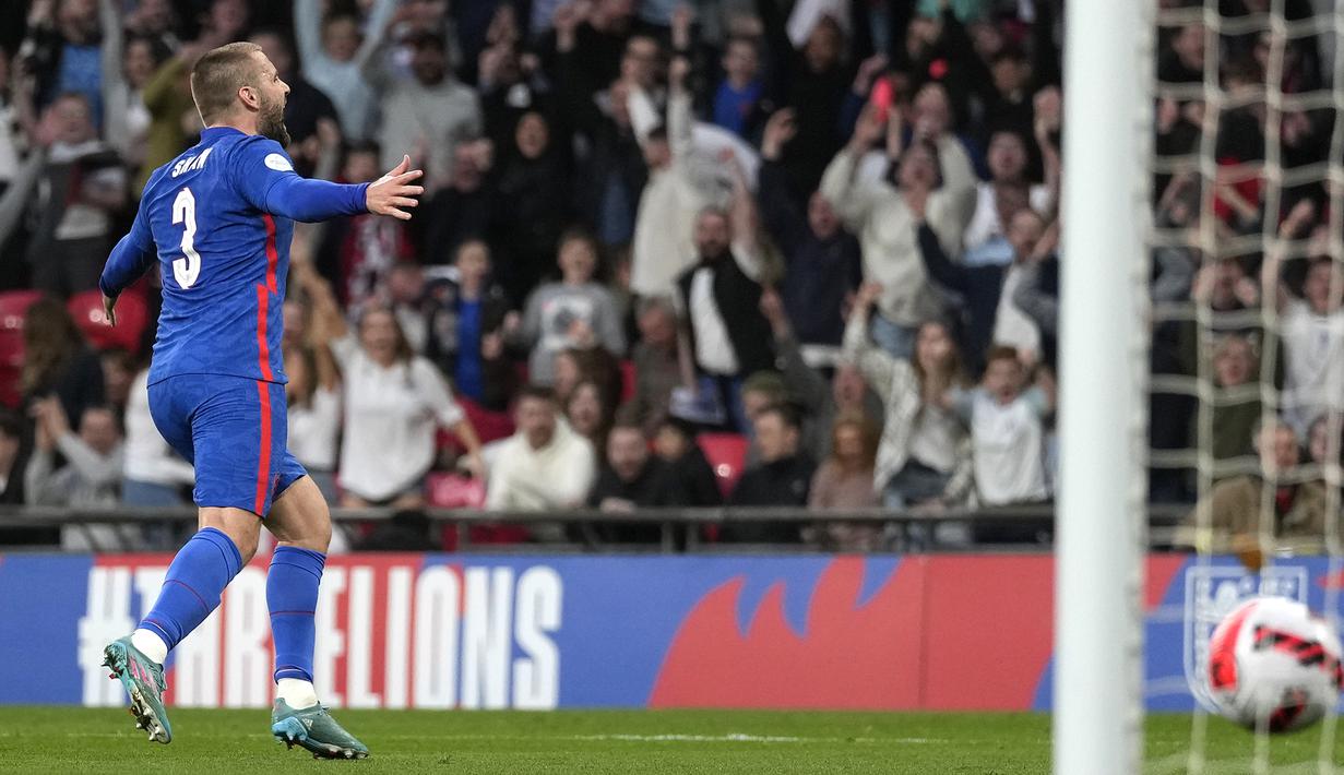 Pemain Inggris Luke Shaw melakukan selebrasi usai mencetak gol ke gawang Swiss pada pertandingan uji coba di Stadion Wembley, London, Inggris, 26 Maret 2022. Inggris menang 2-1. (AP Photo/Alastair Grant)