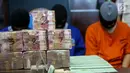 Barang bukti hasil penjualan narkoba diperlihatkan dalam rilis yang digelar BNN di Jakarta, Selasa (13/6). Total aset dan uang senilai Rp 39 miliar disita dari empat tersangka yang terkait dengan jaringan Freddy Budiman. (Liputan6.com/Yoppy Renato)