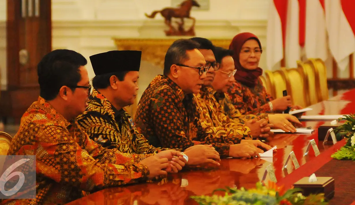 Ketua MPR Zulkifli Hasan, beserta sejumlah Wakil Ketua yang terdiri dari MPR Oesman Odang Sapta, Hidayat Nur Wahid, Mahyudin, dan EE Mangindaan‎ saat menggelar pertmuan dengan Presiden Jokowi di Istana, Jakarta, Selasa (24/1). (Liputan6.com/Angga Yuniar)