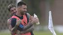 Momen usil yang dilakukan Rodrigo De Paul (kiri) ke Lionel Messi dalam sesi latihan yang berlangsung di Ezeiza, Buenos Aires, Rabu (11/10/2023) WIB. (AFP/Juan Mabromata)