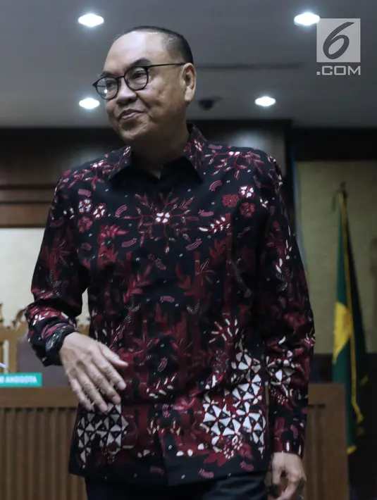 Terdakwa dugaan suap pembangunan PLTU Riau-1, Johannes Budisutrisno Kotjo bersiap meninggalkan ruangan saat jedasidang lanjutan di Pengadilan Tipikor, Jakarta, Kamis (15/11). Sidang mendengarketerangan terdakwa. (Liputan6.com/Helmi Fithriansyah)