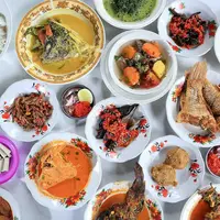 Masih seputar pesta adat Kahiyang Ayu dan Bobby Nasution, ini lho sederet makanan yang dihidangkan untuk para tamu. Enak Banget! (Foto: Bintang.com/Deki Prayoga)