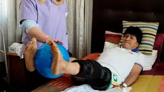 Presiden Bolivia, Evo Morales saat menjalani fisioterapi setelah operasi pada lutut kirinya di kediamannya di La Paz, Bolivia, (30/6). Evo Morales mengalami cedera ketika mengikuti pertandingan sepak bola pemerintahan. (REUTERS/David Mercado)