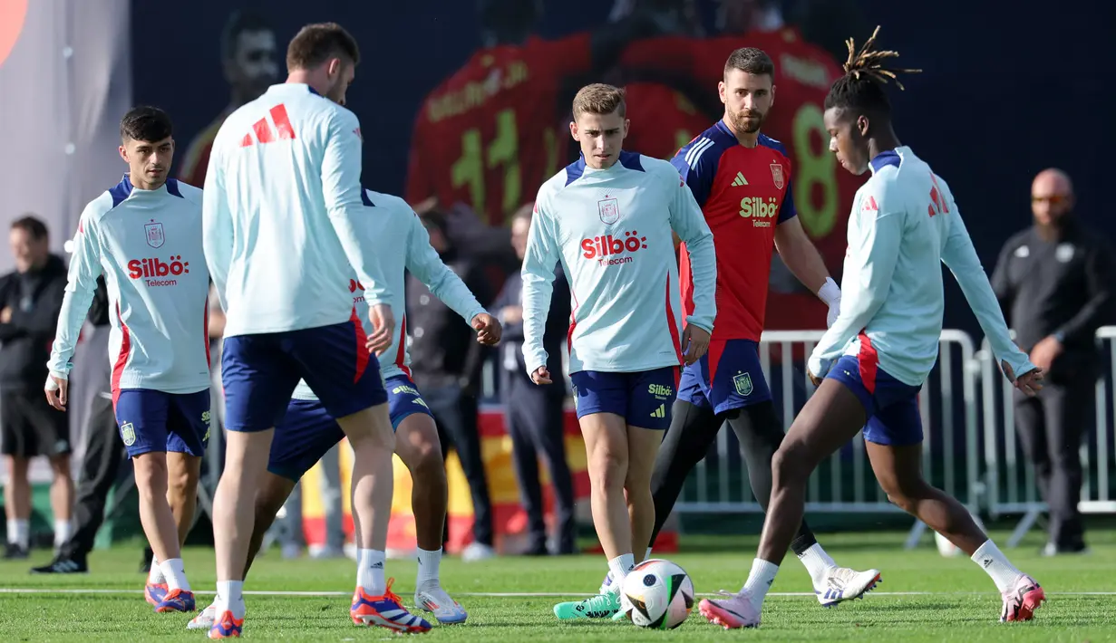 Skuad Spanyol kali ini bermaterikan kombinasi antara pemain muda seperti Lamine Yamal dan Nico Williams hingga para penggawa senior semisal Nacho Fernandez hingga Jesus Navas. (LLUIS GENE / AFP)
