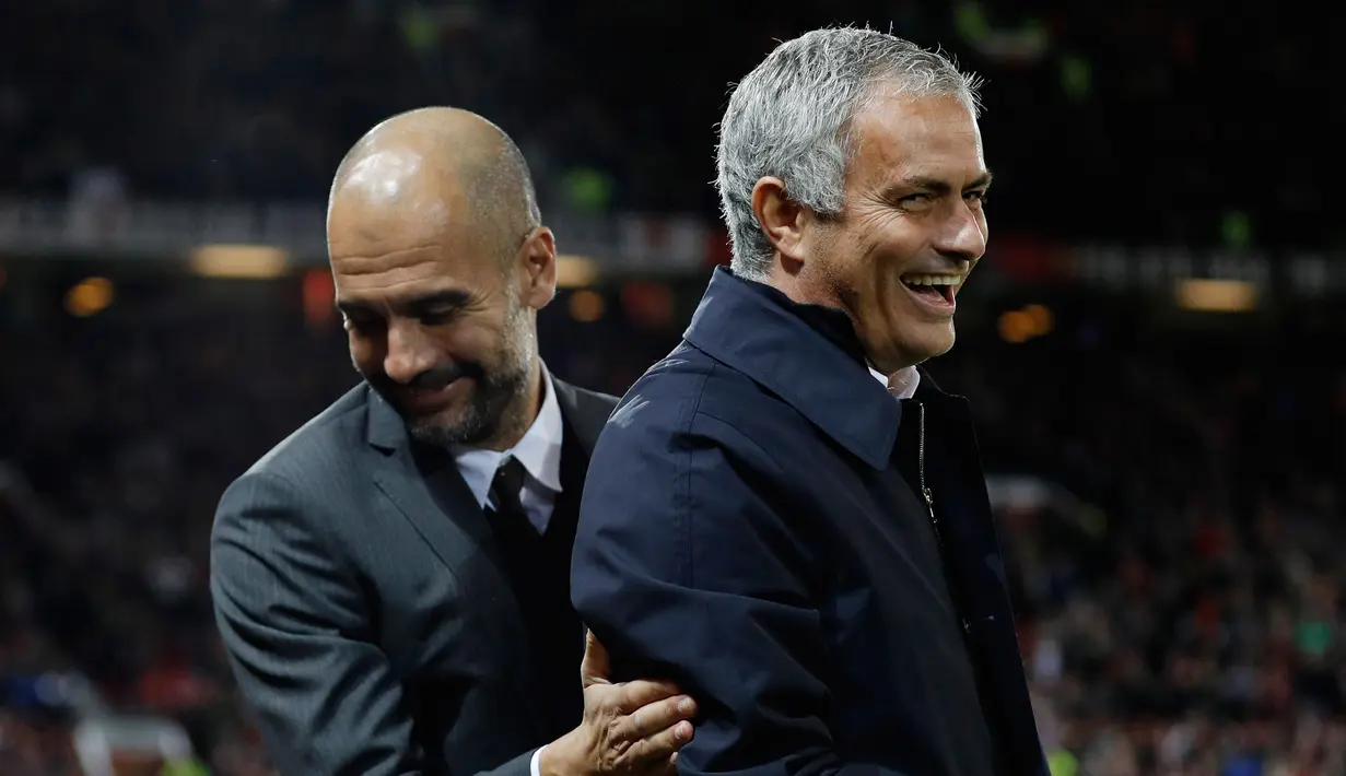 Pelatih Manchester United Jose Mourinho dan pelatih Manchester City Pep Guardiola saat sebelum pertandingan Piala Liga Inggris (EFL Cup) di Stadion Old Trafford, Manchester, Inggris (26/10). (Reuters/Darren Staples)