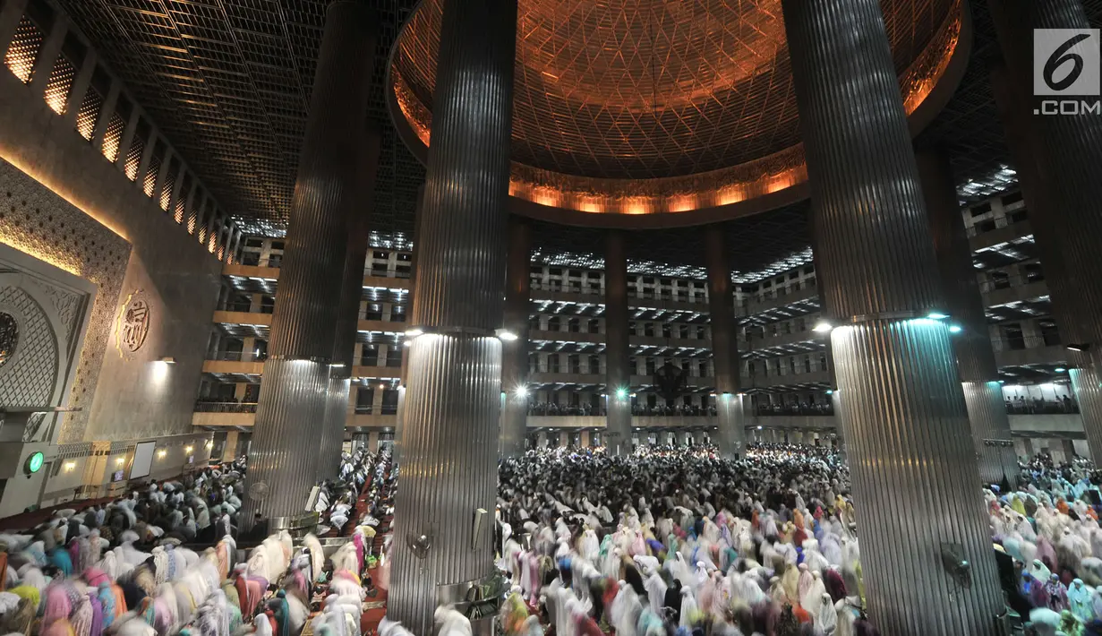 Jemaah saat menunaikan salat tarawih malam pertama Ramadan 1439 H di Masjid Istiqlal, Jakarta, Rabu (16/5). Tarawih malam pertama Ramadan 1439 H di Masjid Istiqlal dihadiri oleh ribuan jemaah. (Merdeka.com/Iqbal Nugroho)