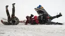Sekelompok orang yang menuruni bukit menggunakan kereta luncur saat badai salju terjungkal di Dorothea Dix Park di Raleigh, Carolina Utara, Amerika Serikat (AS) Rabu, (17/1). (Lance King/Getty Images/AFP)