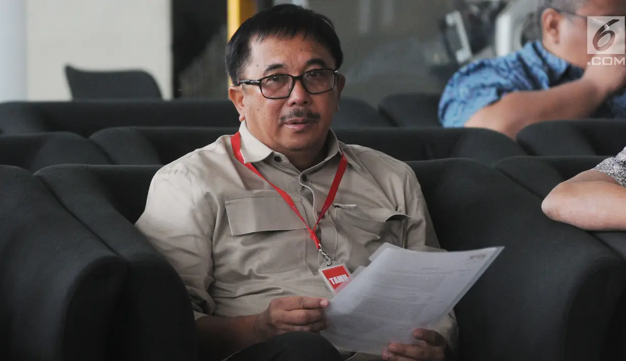 Wali Kota Balikpapan, Rizal Effendi berada di ruang tunggu sebelum menjalani pemeriksaan di gedung KPK, Kamis (23/8). Politikus Partai Golkar itu akan diperiksa sebagai saksi dengan tersangka mantan PNS Kemenkeu Yaya Purnomo. (Merdeka.com/Dwi Narwoko)