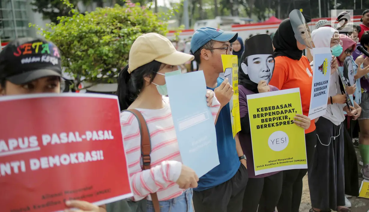 Massa yang tergabung dalam Aliansi Masyarakat Sipil untuk Keadilan dan Demokrasi menggelar aksi saat car free day (CFD) di kawasan Bundaran HI, Jakarta, Minggu (15/9/2019). Massa mengatakan RUU KUHP berpotensi digunakan untuk mengkriminalisasi korban kekerasan seksual. (Liputan6.com/Faizal Fanani)