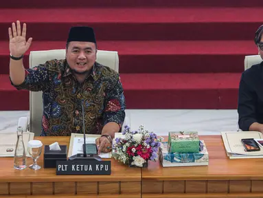 Plt Ketua Komisi Pemilihan Umum (KPU), Mochammad Afifuddin (kiri) bersama Komisioner KPU Yulianto Sudrajat memberikan paparan saat membuka acara Uji Publik Rancangan Peraturan KPU di gedung KPU Republik Indonesia, Jakarta, Jumat (12/7/2024). (Liputan6.com/Angga Yuniar)