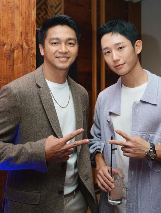 Selain Mikha Tambayong, Deva Mahenra juga berkesempatan foto berdua dengan pemeran Han Woo Tak di drama Korea While You Were Sleeping ini. Keduanya pancarkan pesona tersendiri, Deva Mahenra tetap dipuji tampan meski disamping Jung Hae In sekalipun. Mikha Tambayong dan Deva Mahenra menambah jajaran artis Indonesia yang dapat kesempatan foto bareng artis Korea Selatan. (Liputan6.com/IG/@devamahenra)