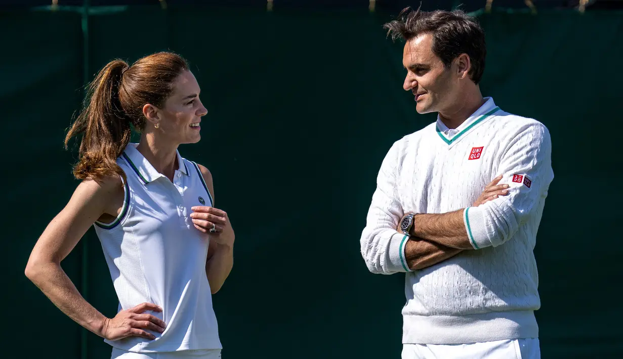 Princess of Wales, Kate Middleton (kiri), berbincang dengan petenis, Roger Federer, dalam sebuah pertandingan ekshibisi jelang Turnamen Tenis Grand Slam Wimbledon 2023 di The All England Tennis Club in Wimbledon, Sabtu (24/6/2023). (AFP/AELTC/Thomas Lovelock)