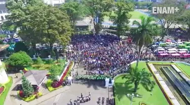  Ribuan sopir angkutan umum di Kota Bandung berunjuk rasa di depan Gedung Sate, Jalan Diponegoro, Kota Bandung, Kamis (9/3/2017). Demo yang dilakukan sopir angkutan kota (angkot) membuat kepolisian mengalihkan beberapa rute lalu lintas.