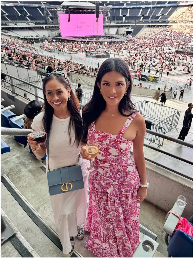6 Potret Gaya Risa Dewi Ibunda Alyssa Daguise Nonton Konser BLACKPINK di Paris