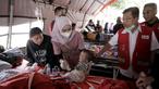 Ketua Umum Palang Merah Indonesia (PMI) Jusuf Kalla (kanan) meninjau korban gempa di Kabupaten Cianjur, Jawa Barat, Rabu (23/11/2022). Wakil Presiden RI ke-10 dan ke-12 tersebut menyebut ada tiga hal pokok yang harus dipenuhi dalam keadaan darurat bencana, yakni tempat tinggal bagi masyarakat terdampak serta makanan dan kesehatan. (Ade Danhur/Staff JK)